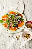 Blattsalat mit marinierten Blutorangen in Arganöl und Limonensaft, roten Zwiebeln und Kapernäpfeln