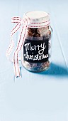 A screw-top jar with Christmas biscuits as a gift