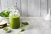 A green lamb's lettuce smoothie with matcha tea, mango and pineapple