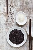 Schwarzer Reis und weisser Reis