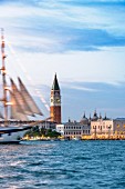 Segelschiff vor Venedig, Italien