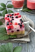 Sponge cake with berries