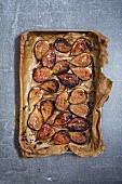 Baked figs with salted honey on a baking tray (seen from above)