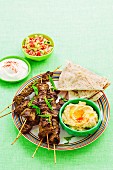 Shish Kebab (orientalische Lammspiesse) vom Grill mit Hummus und Fladenbrot