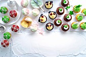 Verschieden verzierte bunte Cupcakes zu Weihnachten