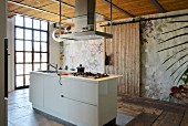 Moderne Kochinsel mit Abzugshaube in rustikaler Küche