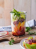 Geschichteter Thai-Salat mit Mango und Roastbeef im Glas