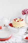Schokoladenkuchen mit Buttercreme und roten Johannisbeeren