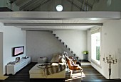Wohnzimmer mit Treppe zur Galerie