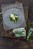 Grüne Gemüsejulienne im Reisblatt mit Krebs-Mayonnaise