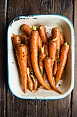 Glazed carrots with thyme (seen from above)