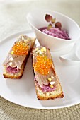 Tartine with tuna fish fillets, caviar and mashed purple potatoes