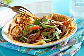 Pfannkuchen mit Salat und Shawarma