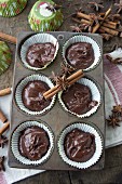Schokoladenmuffins mit Zimt und Sternanis (ungebacken)