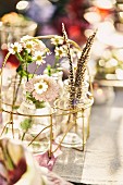 Summer table decorations made with flowers and feathers