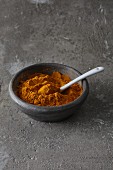 Turmeric powder for giving vegan dishes a yellow colour