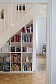 Bücherregal unter einer Treppe
