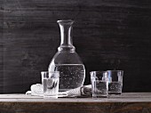 Wasser in Karaffe und Trinkgläsern