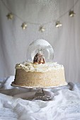 Angel Cake mit Schneekugel und Brandybutter-Glasur zu Weihnachten