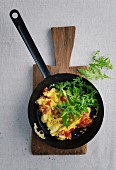 Scrambled eggs with ham, peppers and rocket