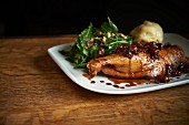 Geräucherte Ente, glasiert mit Ahornsirup-Rotwein, Preiselbeeren, Haselnusssalat und Kartoffelpüree