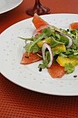 Rocket salad with grapefruit and red onions