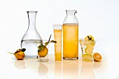 Zitronensaft und Wasser in Gläsern und Karaffen