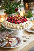 Pavlova mit frischen Beeren zu Weihnachten