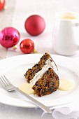 Ein Stück Christmas Pudding mit Vanillesauce