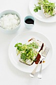 Gedämpfte Barramundi-Filets mit Sojasauce und Reis (Asien)
