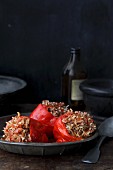 Rote Paprika, gefüllt mit Reis und Hackfleisch, in Tomatensauce