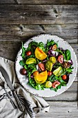 Gemischter Salat mit Spinat, Rucola und Heirloom Tomaten