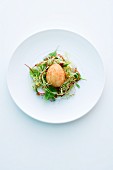 Gebackenes Ei im Salatnest mit Speckstreifen