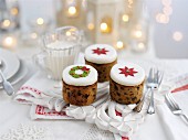 Minikuchen mit Zuckerguss und Weihnachtsmotiven