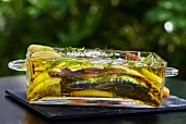 Fischterrine mit Sardinen, frischen Kräutern, Gewürzen und Zitrone