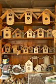 Vogelhäuser und Gehäuse für Kuckucksuhren in einer traditionellen Werkstatt