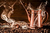 Kaffeekanne auf aromatischen Kaffeebohnen