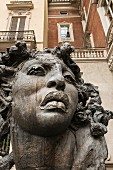 Skulptur 'Hoy es Hoy' von Javier Marin am Solferino Square, Turin, Italien