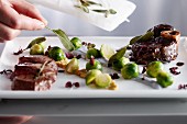 Rinderbeinscheibe mit Salbei und Rosenkohl