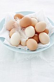 Eier mit Feder im Teller