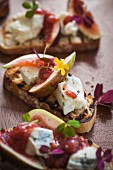 Crostini with blue cheese and figs