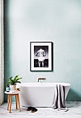 Plakatives Schwarz-Weiß-Foto über freistehende Badewanne auf Marmorboden
