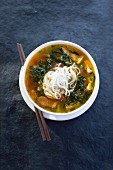 Pho (Suppe, Vietnam) mit Tofu, Reisnudeln, Meeresschnecken, Kochbanane und Pak Choi
