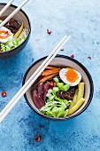 Ramen-Suppe mit Rindfleisch, Gemüse und Ei (Japan)