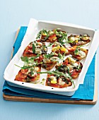 Mini pizzas with tomatoes and rocket