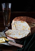 Irisches Barmbrack Brot mit getrockneten Aprikosen und Butter