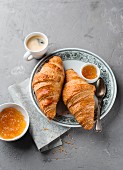 Croissants mit Orangenmarmelade und Kaffee