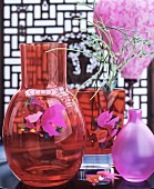Rote Glasvasen mit Fischmotiv und eine pinke Vase