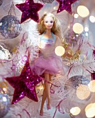 Barbiepuppe in silber- und pinkfarbene Weihnachtsdekoration integriert