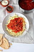 Pasta all?amatriciana (Nudeln, passierte Tomaten, Speck, Knoblauch und Pecorino)